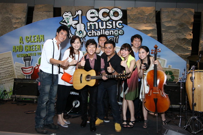 NEA Eco Music Challenge 2011 Finale - Winner Lee Fengheng and his band, with all thumbs up, accompanied by NEA and MediaCorp Artiste Dasmond Koh