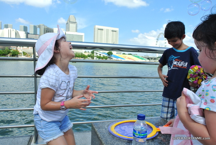 Nikon 1 J1 - Kids playing with bubbles