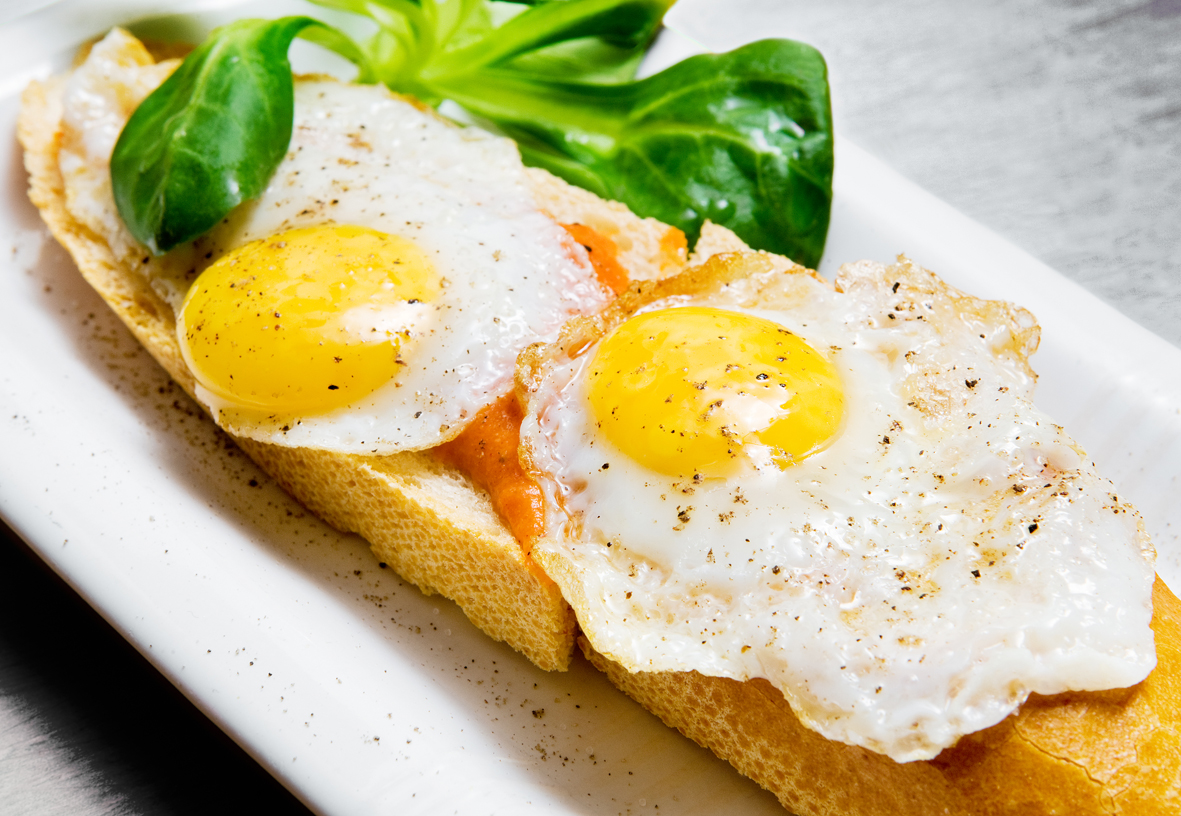 TOSTA DE HUEVOS FRITOSBACO Y BETOCHUECA