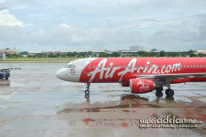 AirAsia Malaysia aircraft taxing at Don Mueang International Airport 8 October 2012