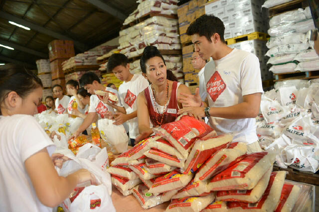 Day-2-Henry-Golding-Irene-Ang-and-the-volunteers-from-Pei-Hwa-Secondary-School-packing-5000-food-hampers-2.jpg