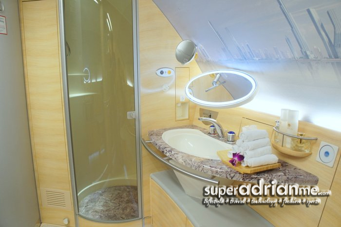 EMIRATES A6-EDF Airbus A380 in Singapore 3 December 2012 | SUPERADRIANME.com Shower Spas on board Emirates' Airbus A380 for First Class Passengers