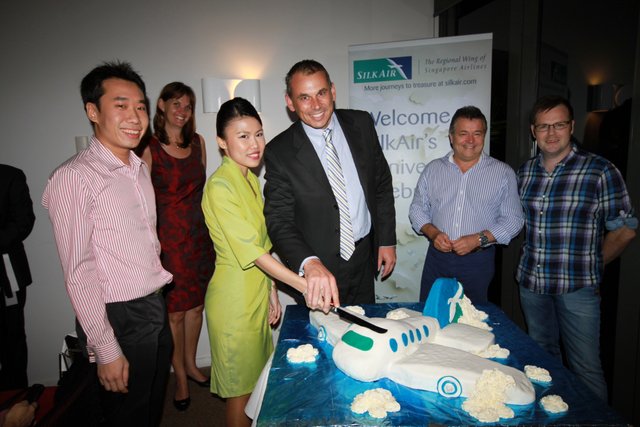 SilkAir - Cake cutting ceremony with Chief Minister of Northern Territory