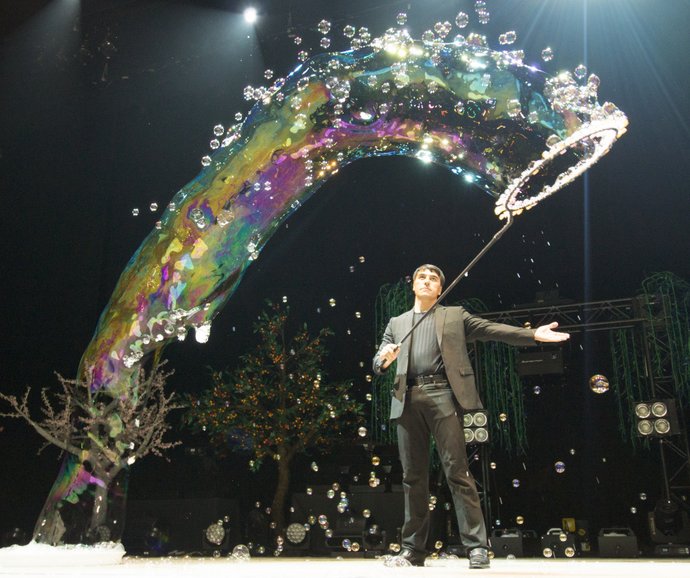 Fan Yang performing the Gigantic Bubble Galactica