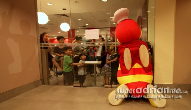 Jollibee Singapore | SUPERADRIANME.com Jollibee mascot - Fun and a favourite amongst kids and adults