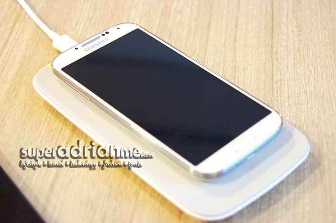 Samsung GALAXY S4 Wireless Charging Back Cover on the Charging Dock