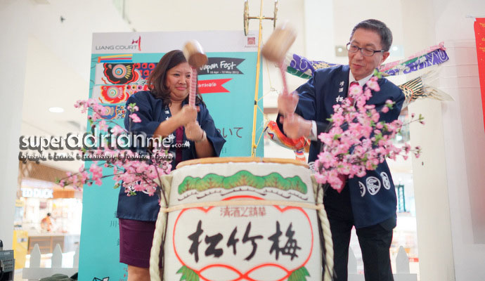 Liang Court Japan Fest 2013 opens today - Sake breaking ceremony by Ms Stephanie Ho, GM of AsiaMalls Management and Mr. Nagoshi Shuji, MD of MEIDI-YA Singapore