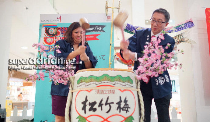 Liang Court Japan Fest 2013 opens today - Sake breaking ceremony by Ms Stephanie Ho, GM of AsiaMalls Management and Mr. Nagoshi Shuji, MD of MEIDI-YA Singapore | SUPERADRIANME.com Liang Court Japan Fest 2013 opens today - Sake breaking ceremony by Ms Stephanie Ho, GM of AsiaMalls Management and Mr. Nagoshi Shuji, MD of MEIDI-YA Singapore