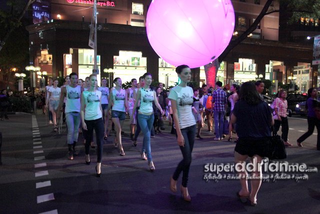 Samsung Fashion Steps Out 2013 - Models Cross Orchard Road