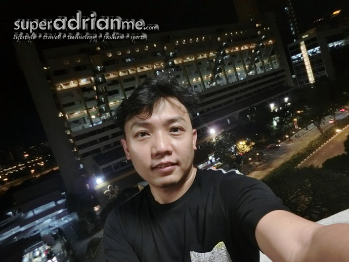 Casio EXILIM EX-TR15 | SUPERADRIANME.com Night landscape portrait under a lamp