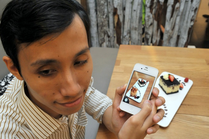 Muhammad Zahier, Client of SAVH, snapping an picture with MySmartEye. | SUPERADRIANME.com Muhammad Zahier, Client of SAVH, snapping an picture with MySmartEye.
