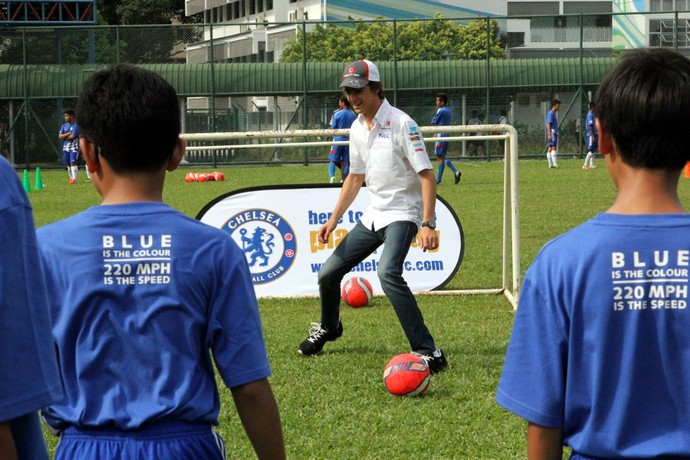 Esteban Gutiérrez shows off his football skills with youths 