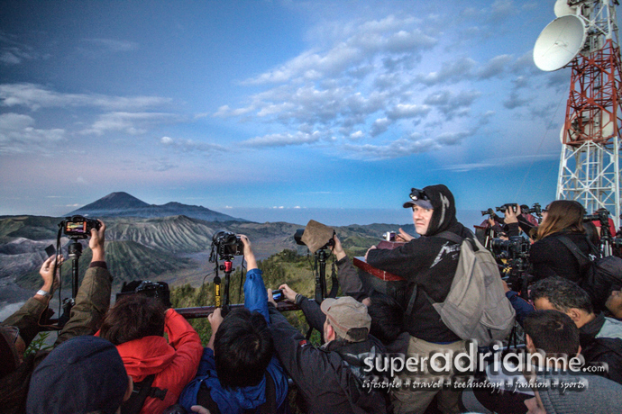 The crowd at Mount Penanjakan viewpoint