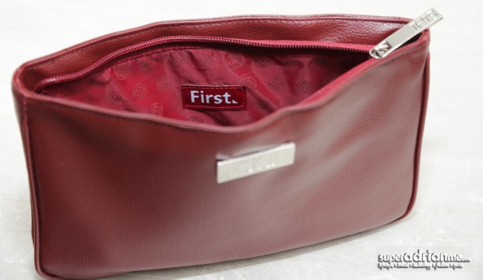 Qantas First Class Amenity Kits - Qantas Branding on the inside of the wash bag | SUPERADRIANME.com Qantas First Class Amenity Kits - Qantas Branding on the inside of the wash bag