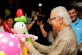 President Tony Tan receives a balloon for his grand daughter