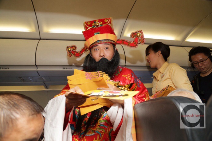 Tigerair - God Of Fortune Giving out Ang Pows onboard TR2992