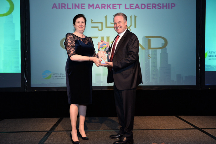 James Hogan accepts ATW Airline Market Leadership Award in Singapore