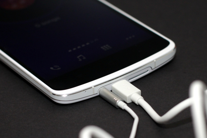 OPPO N1 This is how close the two ports are | SUPERADRIANME.com This is how close the two ports are
