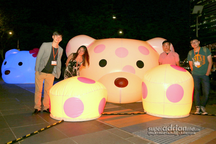 Taiwanese Uno Lai and his team posing in front of Jousjou-Ours Installation Taiwanese Uno Lai and his team posing in front of Jousjou-Ours Installation