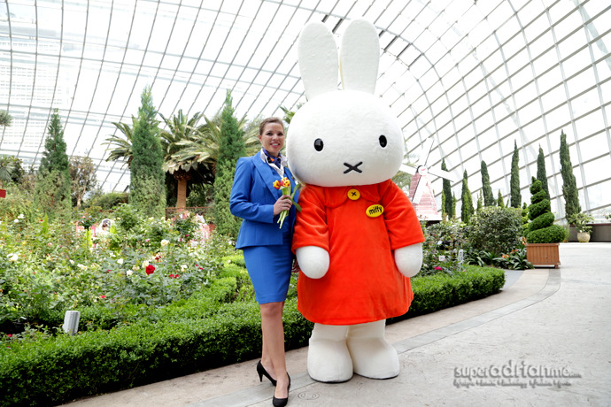Miffy visits gardens by the bay and poses with a KLM flight attendant. | SUPERADRIANME.com Miffy visits gardens by the bay and poses with a KLM flight attendant.