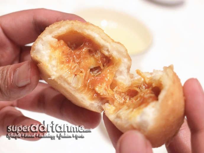 Jade Restaurant at Fullerton Hotel - Golden Man Tou stuffed with Chilli Crab Meat