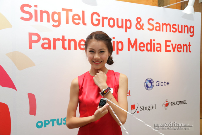 SingTel-Samsung Partnership - Model with new Samsung Products