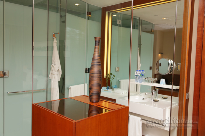Novotel Citygate Hong Kong 3.IMG_7349 | SUPERADRIANME.com The well equipped bar separates the bedroom from the open concept bathroom at the Novotel Citygate Hong Kong.