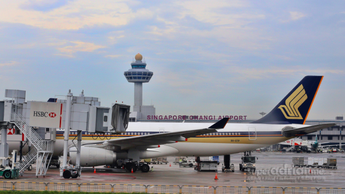 Singapore Changi Airport 1.Changi Airport with Singapore Airlines Aircraft