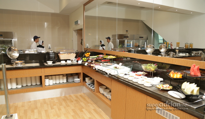 Sama Sama Express Hotel and Lounge at klia2 | SUPERADRIANME.com The buffet and refreshment section at Sama Sama Express Lounge, klia2