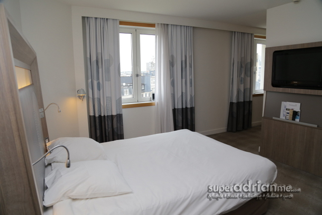 Comfortable bed at the Hotel Novotel Brussels Centre Tour Noire | SUPERADRIANME.com Comfortable bed at the Hotel Novotel Brussels Centre Tour Noire