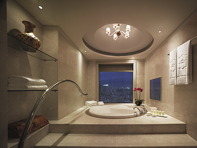 Jacuzzi in the Presidential Suite at  Shangri-La Hotel, Fuzhou