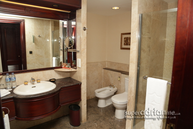Spacious toilets with separate shower and bath tub areas, toilet and bidet and a wash area.