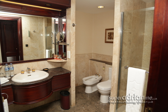 Shangri-La Hotel Jakarta - 3.IMG_1363 | SUPERADRIANME.com Spacious toilets with separate shower and bath tub areas, toilet and bidet and a wash area.