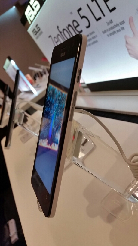 asus zenfone 5 lte thin and lifht.jpg The ASUS Zenfone 5 LTE is thin and light