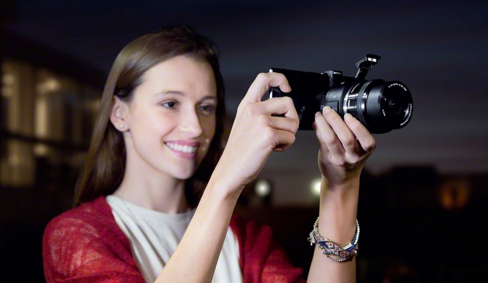 Sony unveiled new Lens-style cameras, ILCE-QX1 and DSC-QX30