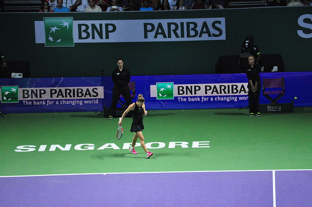 Simona Halep sends Serena Williams into the semi-finals with a second set win