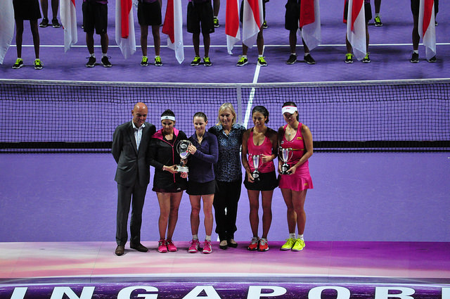 Teams posing with Martina Navratilova