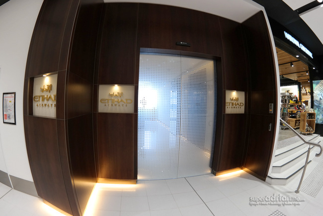 Facade and entrance of the Etihad Airways First & Business Class Lounge Sydney next to the National Geographic Store.