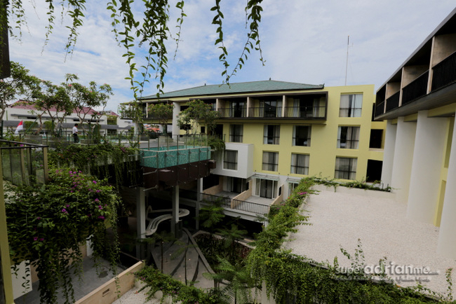 The infinity pool at the Mercure Legian Bali is located on the fourth level where the Poolè Bar is located.