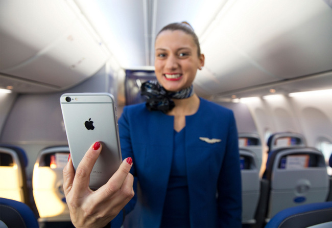 United Airlines deploy iPhone 6 Plus to cabin crew.