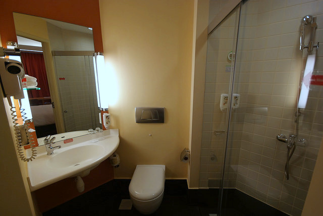 Restrooms in Ibis Singapore Bencoolen