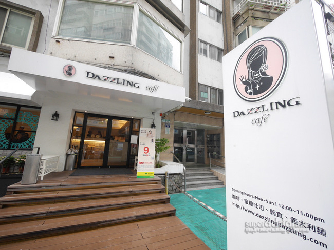 Our writers Dennis and Jessica were in Taipei earlier this month and they visited Dazzling Cafe at Dun Hua South Road.