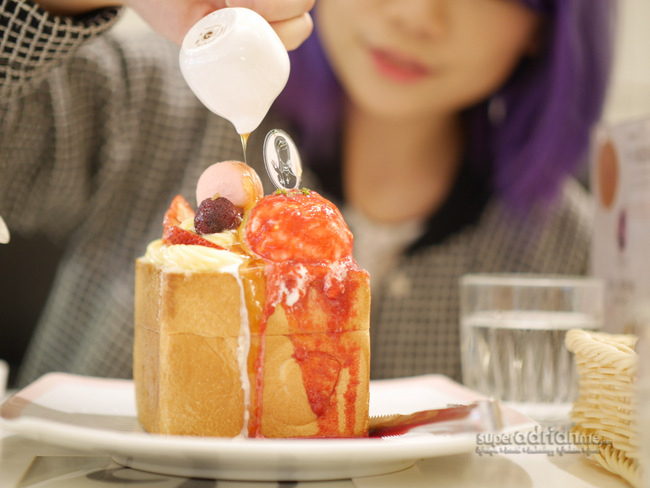 Dazzling Cafe Taipei - 6.Party In Your Mouth Honey Toast pouring Honey | SUPERADRIANME.com Party In Your Mouth with Honey Toast at Dazzling Cafe.