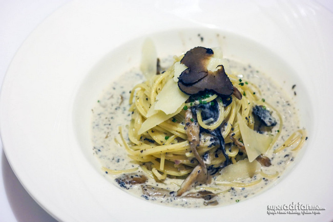 Dazzling Cafe Singapore - Black Truffle & Wild Mushroom Spaghetti at S$24.90