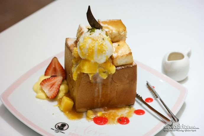 Dazzling Cafe Singapore - Mango and Coconut Gelato Honey Toast at S.90