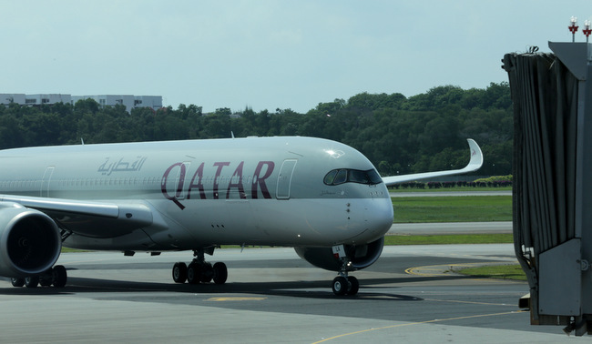 Qatar Airways A7-ALA A350XWB at Changi Airport | SUPERADRIANME.com Qatar Airways flies A350XWB between Singapore and Doha.