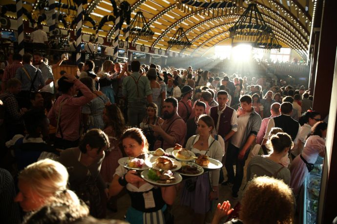 Oktoberfest Loewenbraeuzelt Foto Sigi Mueller