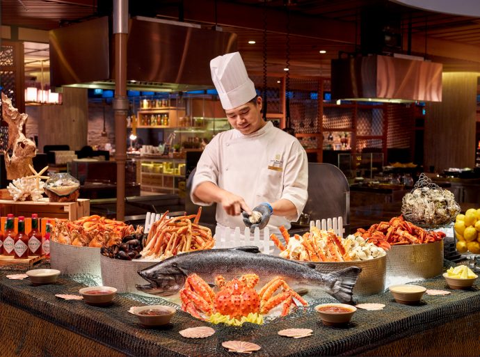 Buffet - Seafood on Ice at Edge. (Pan Pacific Singapore photo)